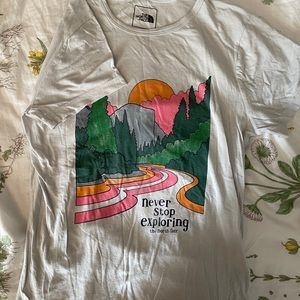 “Never Stop exploring” North Face t-Shirt